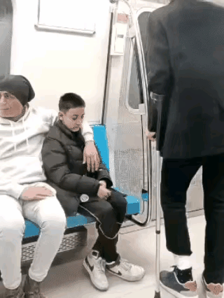 结局太炸裂了！
地铁上，老者拄着拐杖刚要在一对父子前的扶手旁立定，小男孩不乐意了