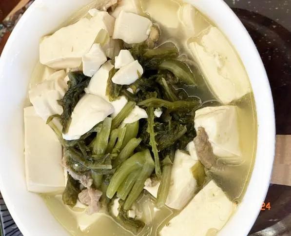 东北冬天不可缺少的雪里蕻炖豆腐，好多人都以为专门有雪里蕻这种植物，我也是刚知道的