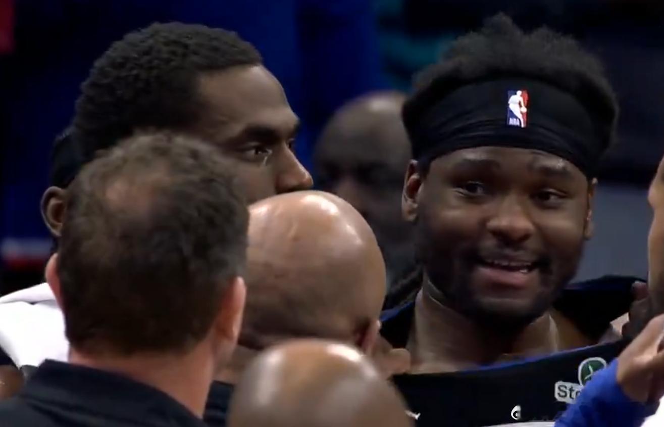 活塞黄蜂冲突活塞黄蜂四人被驱逐 斯图尔特板凳席爆冲进场之后还挺乐呵，顺便给杜伦一