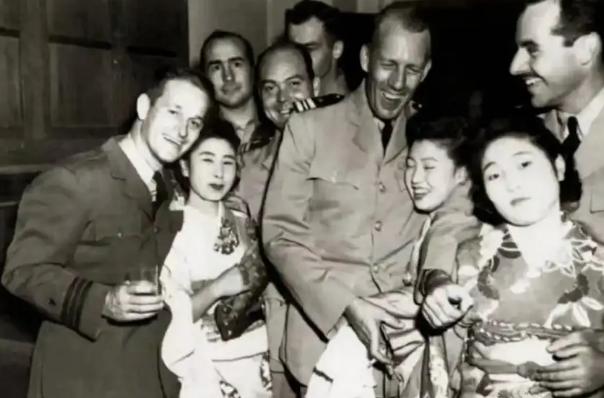 独属于美国女兵“玩物”的日本慰安夫，到底有多惨？1945年，美国派兵占领日本，而