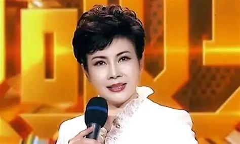 她今年 67 岁，一辈子没恋爱、没结婚、没有孩子，曾连续三届和赵忠祥搭档主持央视