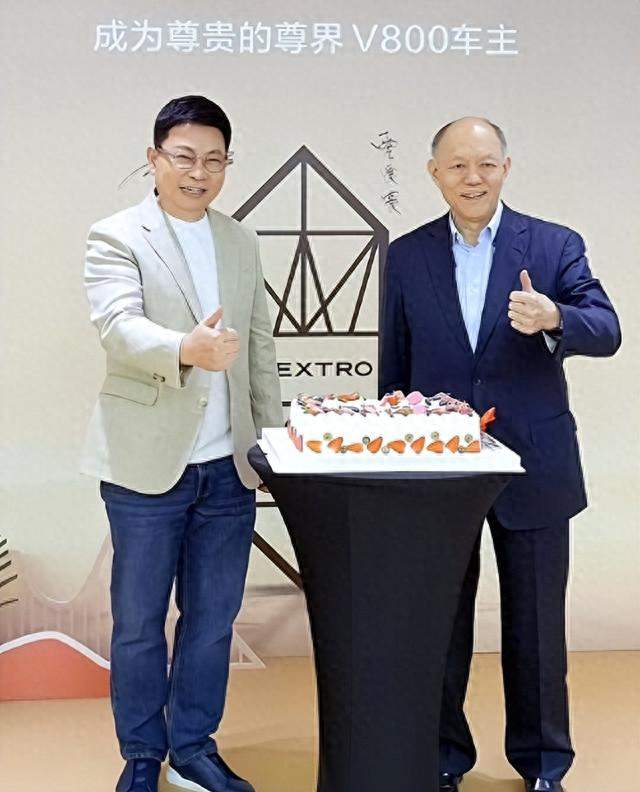 排面拉满！余承东亲自交车，国产百万豪车成功入驻香港顶级豪门