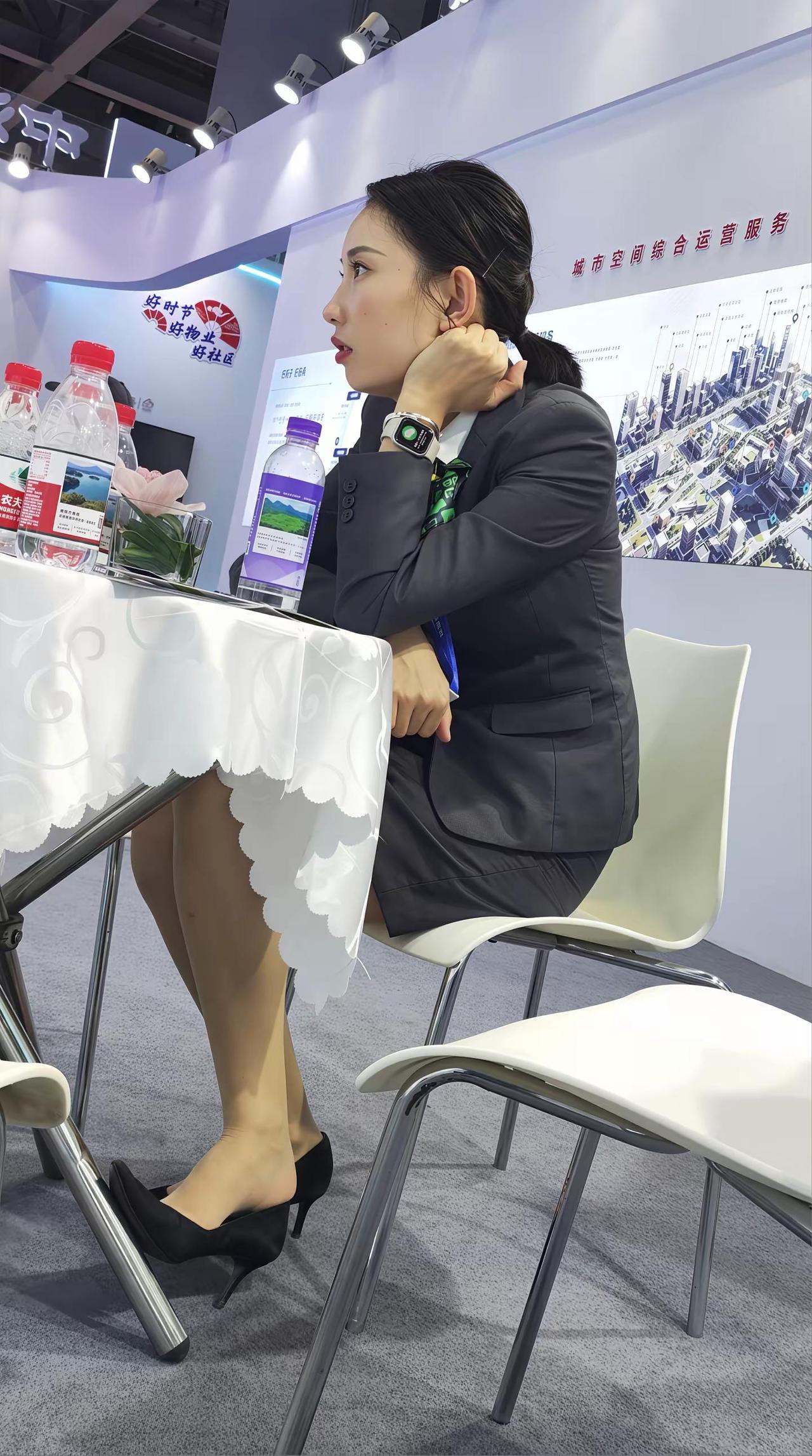 深灰西装套裙配亮色丝巾，职场干练不失精致。展会现场专注侧颜杀，专业又迷人～职场穿