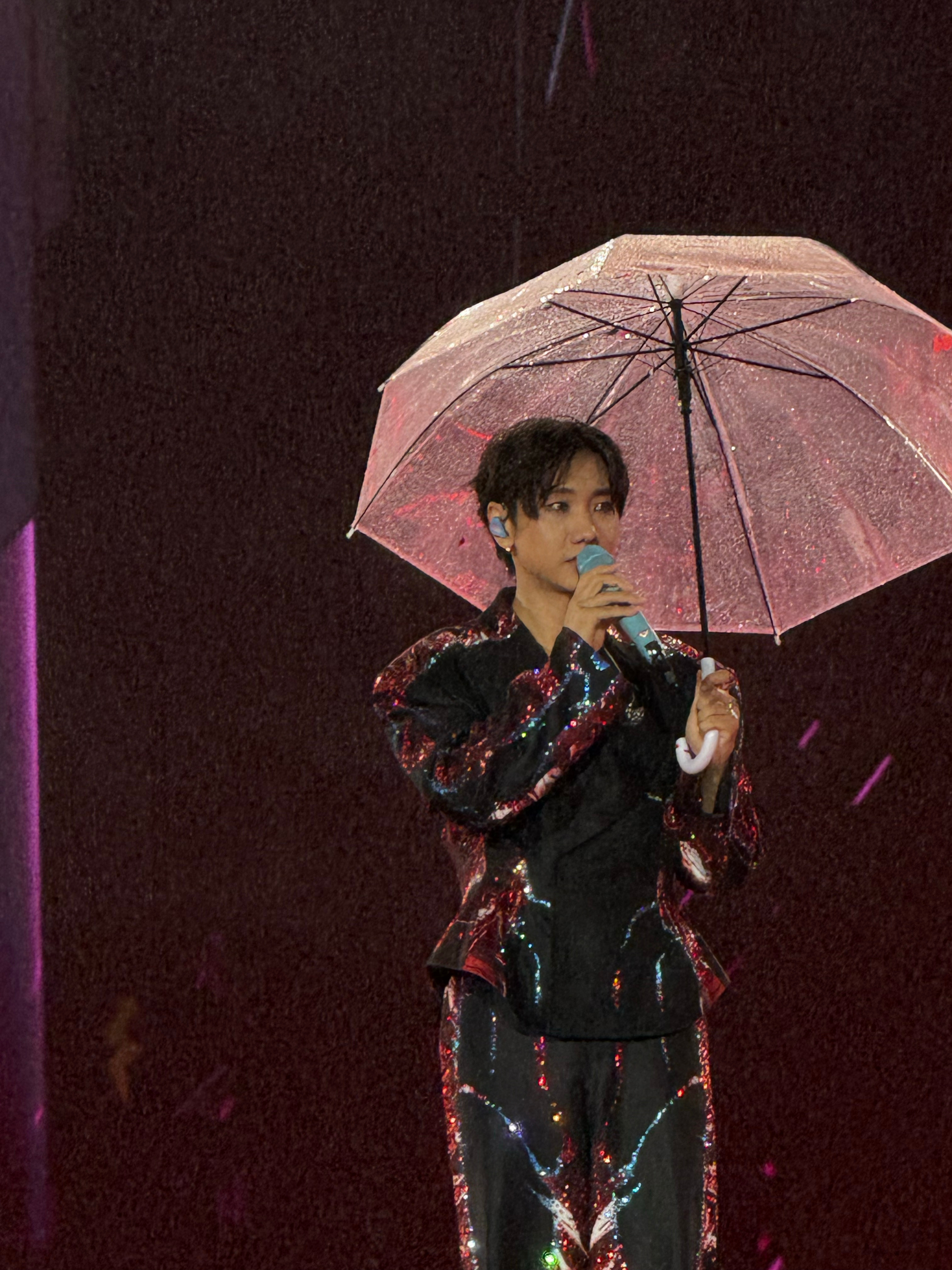 #汪苏泷雨中撑伞神图#真的是太帅！快来一起看看汪苏泷雨中撑伞的神图带给我们的惊喜