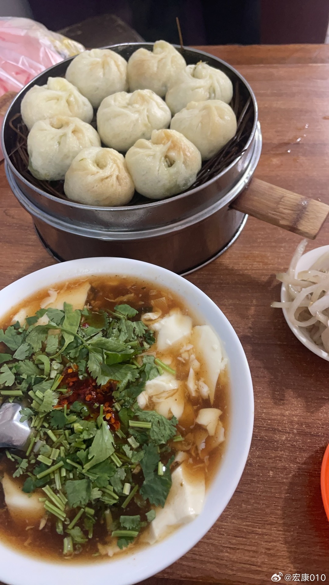 本想着吃完饭去公司溜达一圈，一看天气预报可能有雨，想想还是算了，在家重看一遍《英