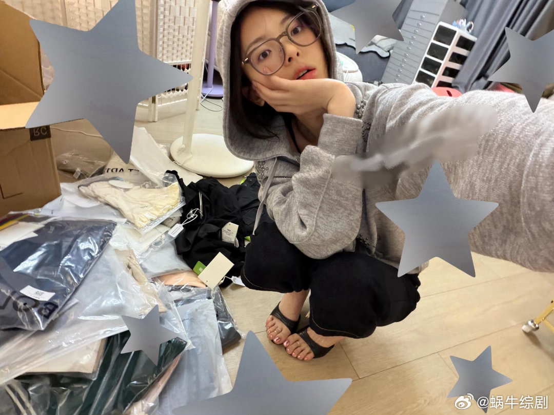 杨超越给脚戴了戒指 谁懂啊！杨超越连脚趾都在营业，粉色美甲配银戒，甜酷感拿捏得死