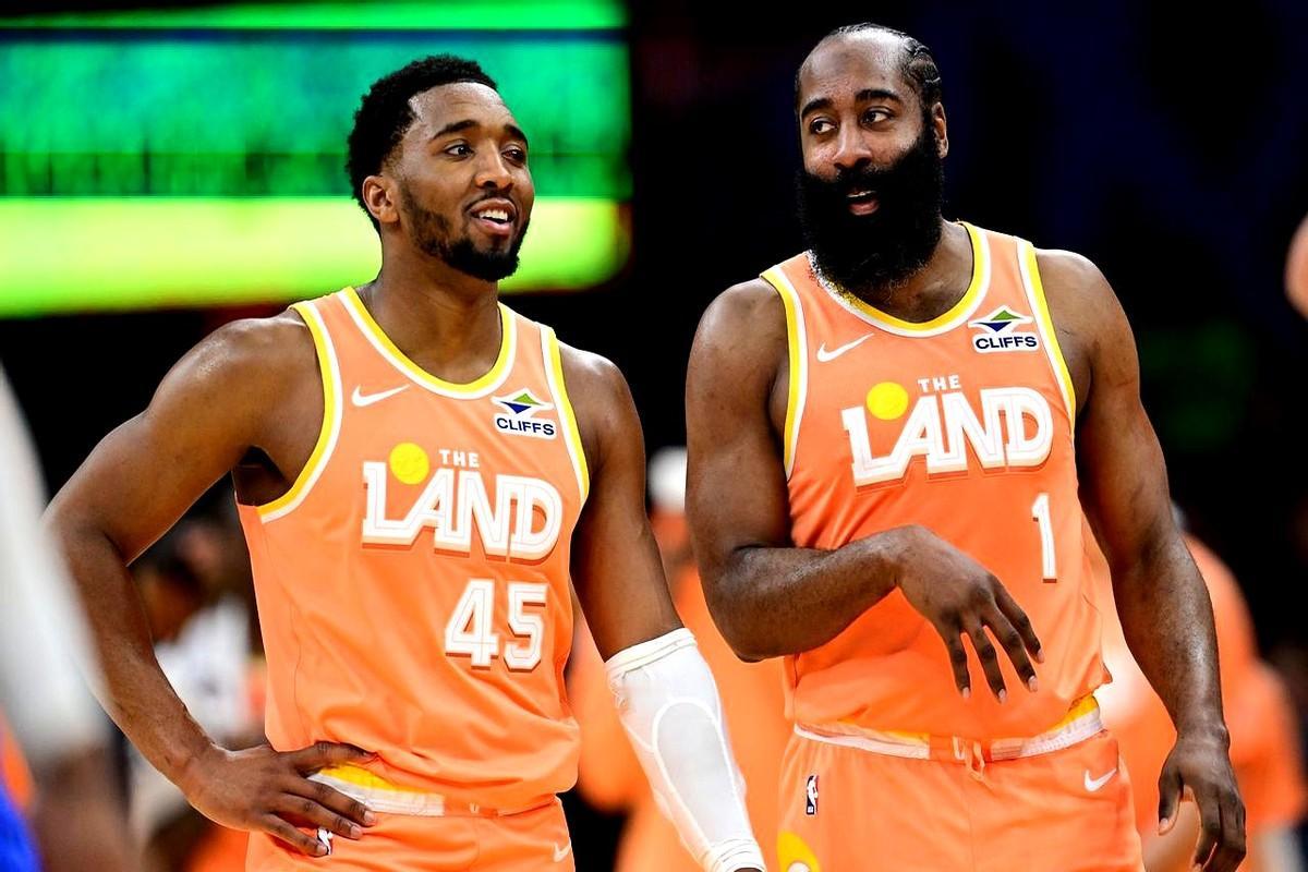 骑士季后赛首轮碰上猛龙，过去三场常规赛全输。

这三场失利都在交易前，骑士还没哈