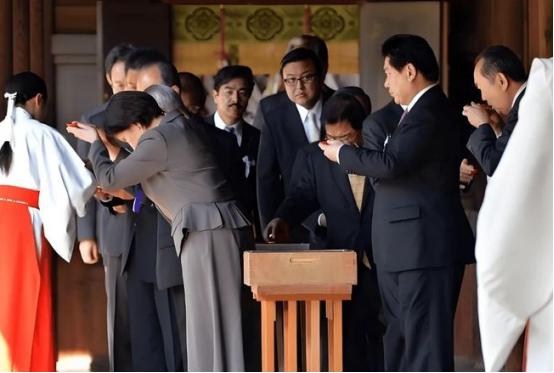 中国人不答应！
81年前日本天皇跪下投降，81年后日本政府集体给战犯磕头！
这哪