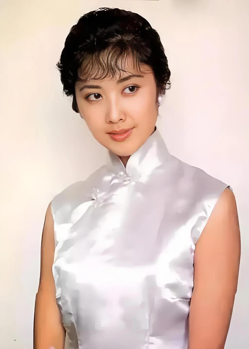 #随手记录秋日生活# 
一位80年代纯情的朱琳，
另一位现代社会的朱琳，
你更喜