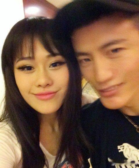 #袁娅维十年前旧照# 袁娅维十年前旧照🈶，对比来看现在真的已经成为成熟的歌手了