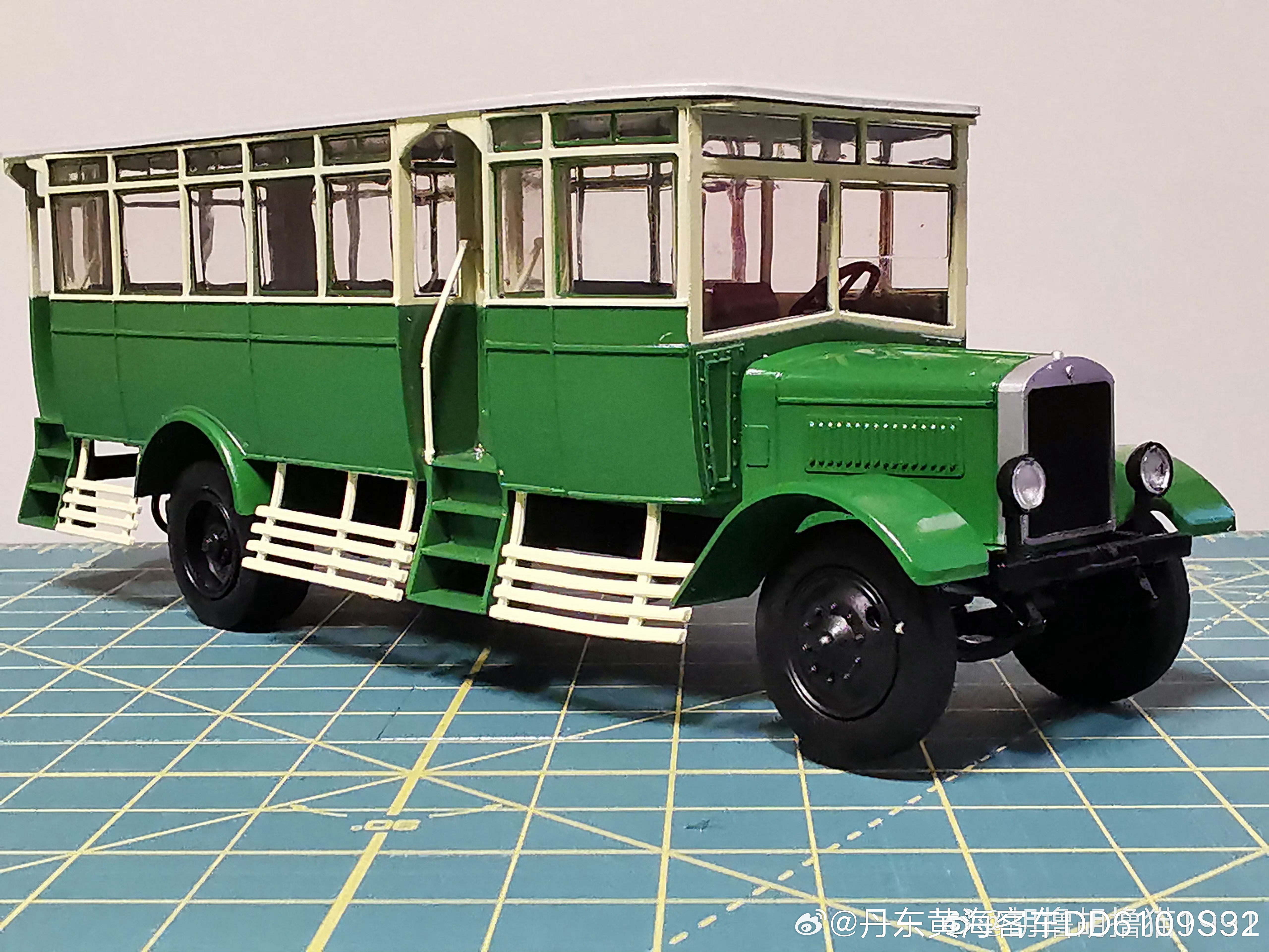 苏联YA6公共汽车模型，比例43。    苏联的雅罗斯拉夫尔汽车制造厂总共生产过