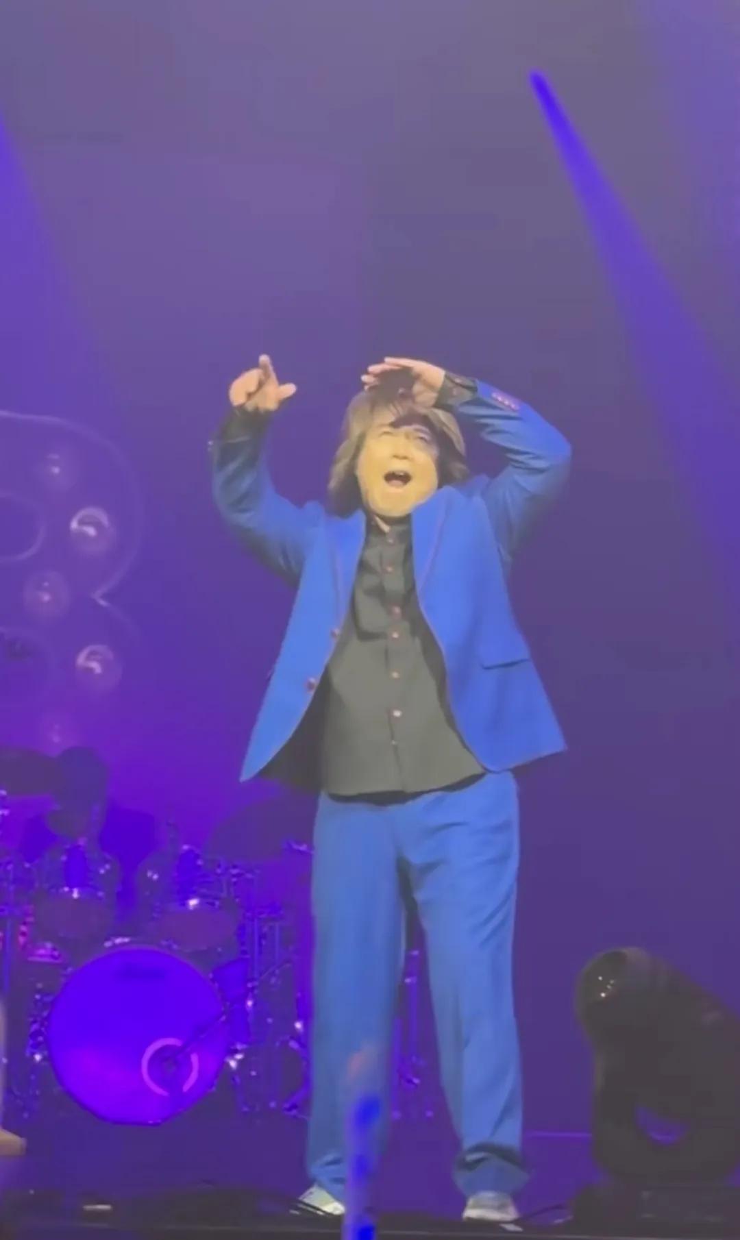 伍佰演唱会神级现场
他的演唱会真的模仿不来
他手指一挥
带动全场观众的热烈
别人