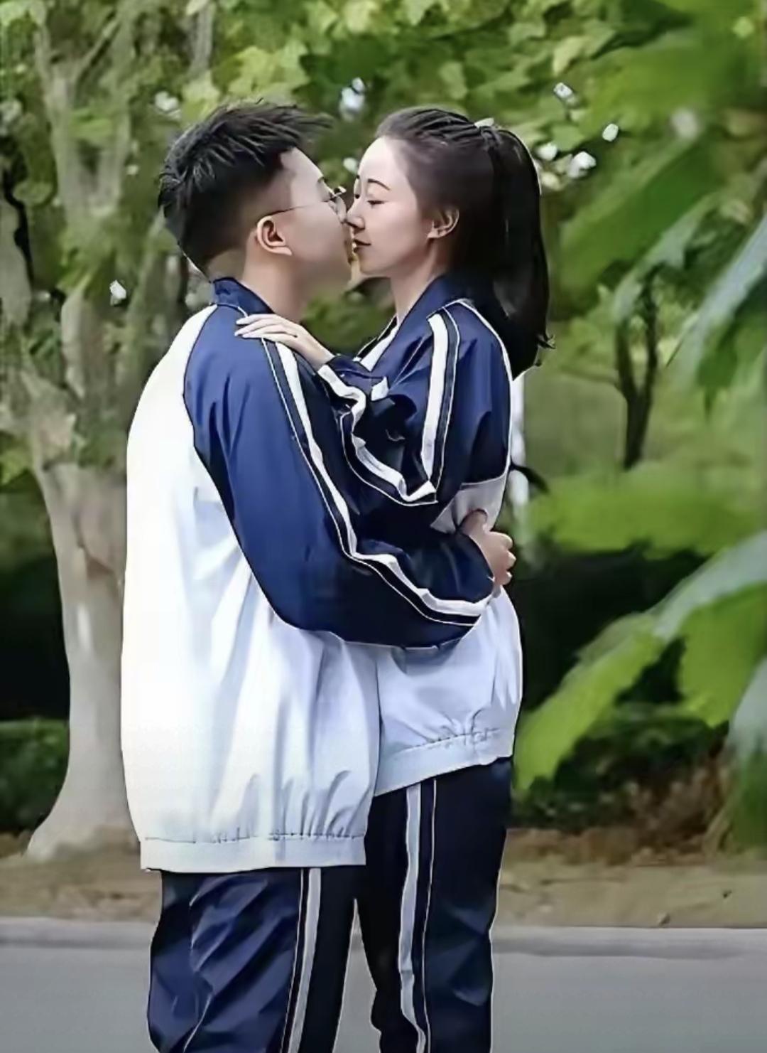 那天王老师办公室挺安静，粉笔灰浮在光里，两个学生低头站着，四个人却在商量怎么帮他