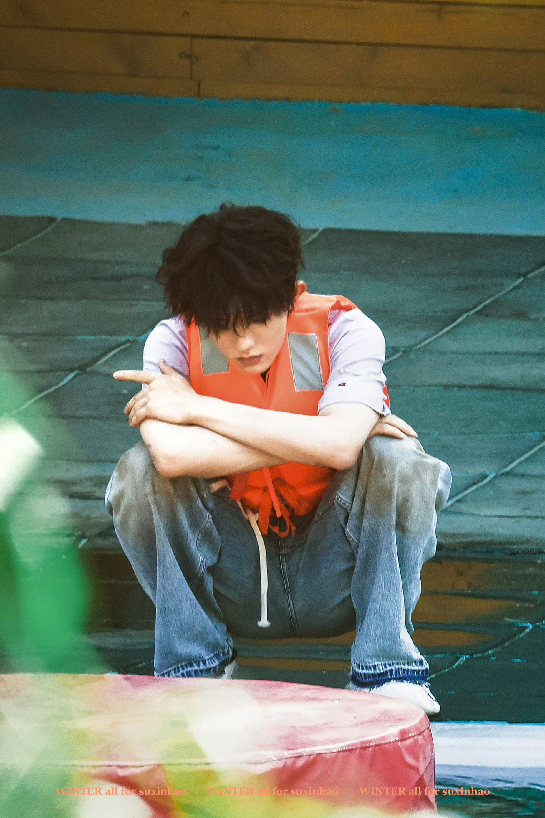 一个女孩一只小狗…… 