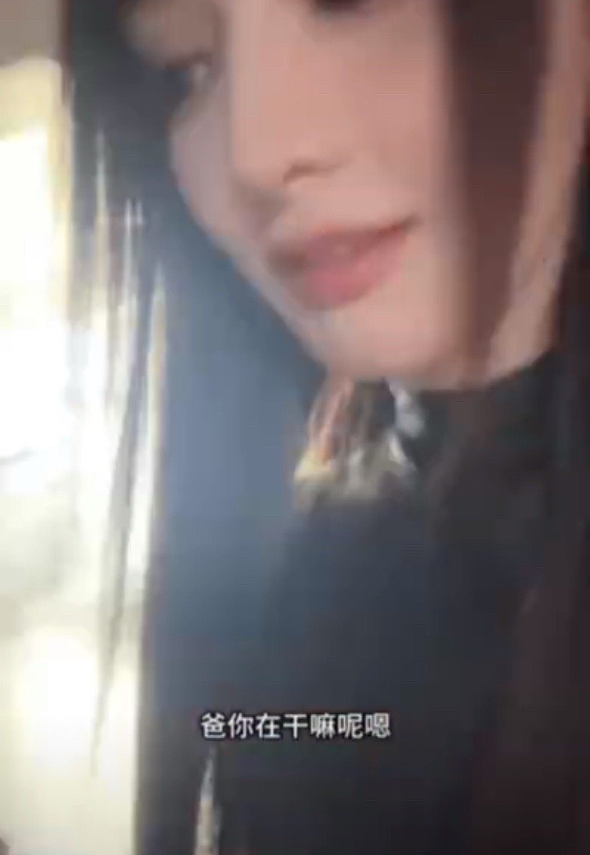 彭小苒拍戏现场惊现“监工爸爸”！女儿都这么大了，老爸还亲自坐镇，背着手巡查片场仿