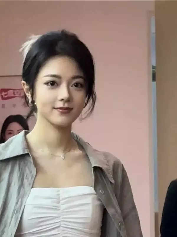 赵今麦在路人镜头里现原形了精修再美都没路人原相机拍的好看，太还原美貌了 ​​​
