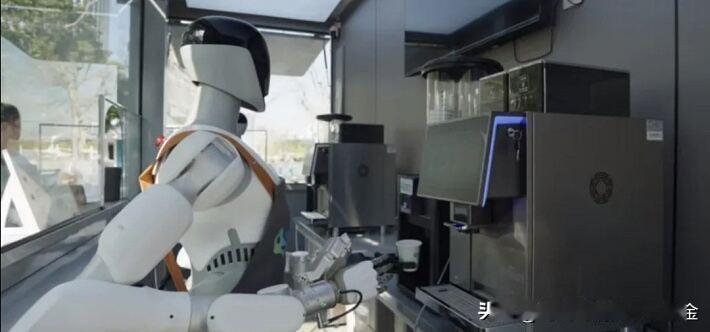 近日，深圳人才公园内的“智魔方”智能服务点迎来机器人店员“爱宝”上岗，成为城市新