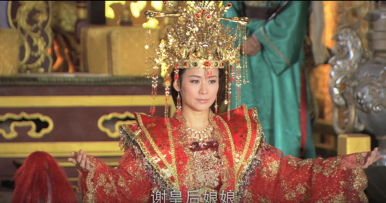 王宝钏大结局时穿得凤冠霞帔，给人感觉塑料感好重。

好歹是皇后，衣服料子搞这么差
