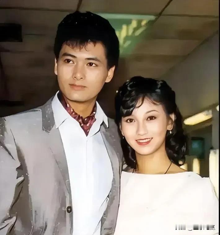 周润发和赵雅芝年轻时的一张合影 ，两人真是才子佳人，帅哥美女，CP感特强，清纯，