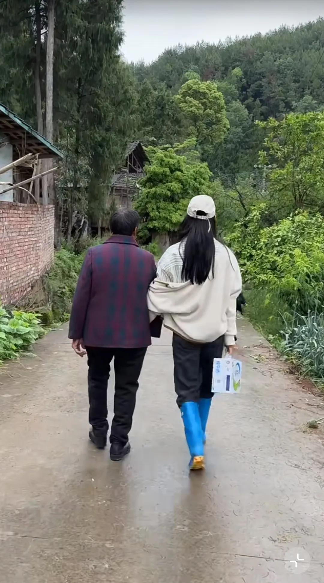 #儿子儿媳妇的收入要交给婆婆吗#儿子儿媳妇的收入一般不需要交给婆婆。
 
从法律