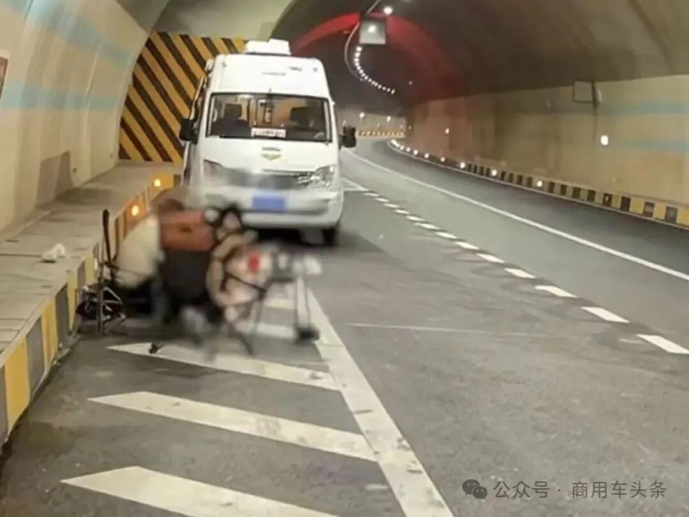 隧道停货车直播烧烤 被记9分罚款200！

8月28日，四川仁寿一男子大半夜把车