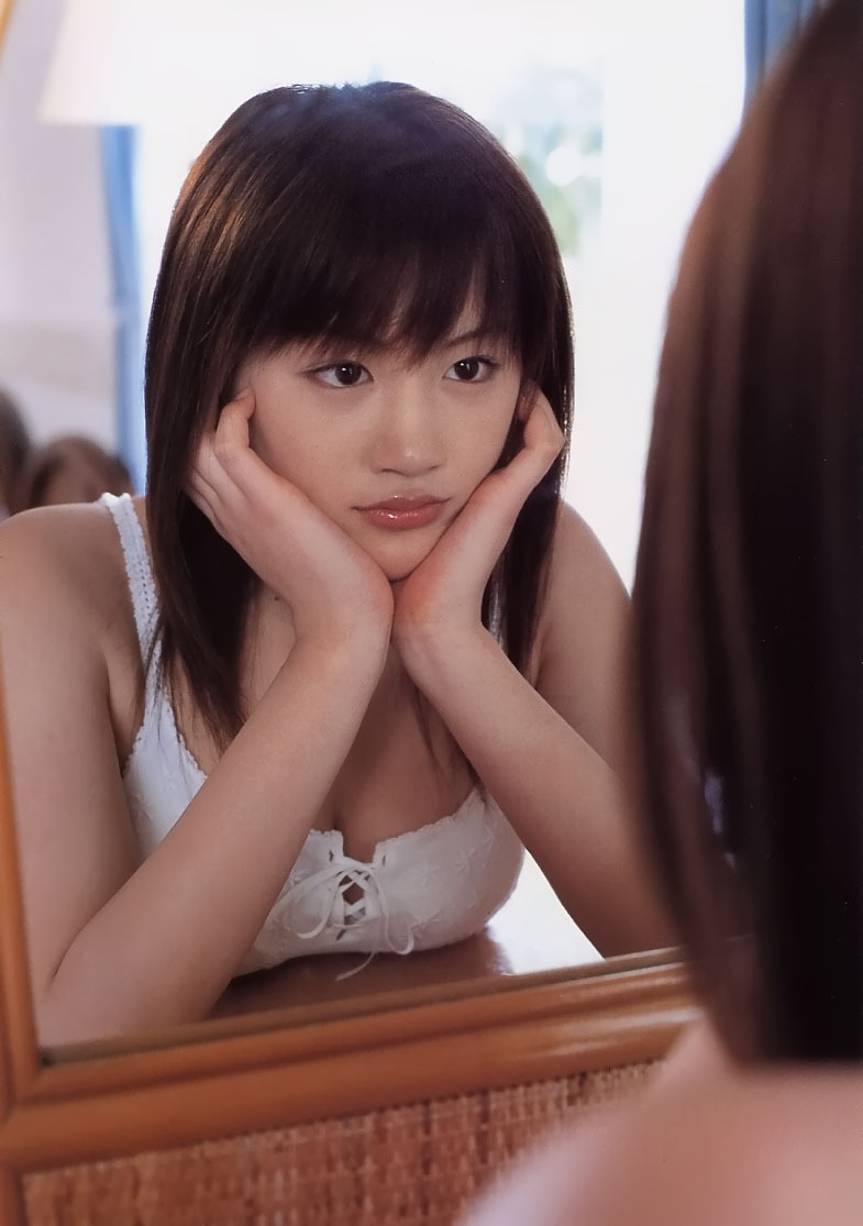 2002年，十七岁的绫濑遥，在摄影师木村智哉的镜头下。 