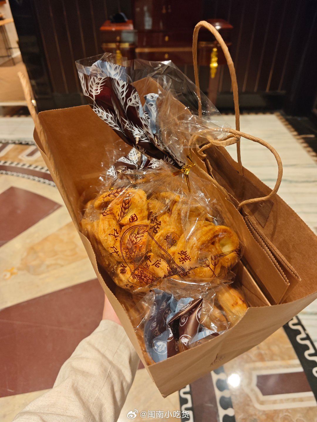独自旅行碎片之上海。网友送了和平饭店的蝴蝶酥，吃到了好吃的豆腐脑和饭团、烧饼，喝