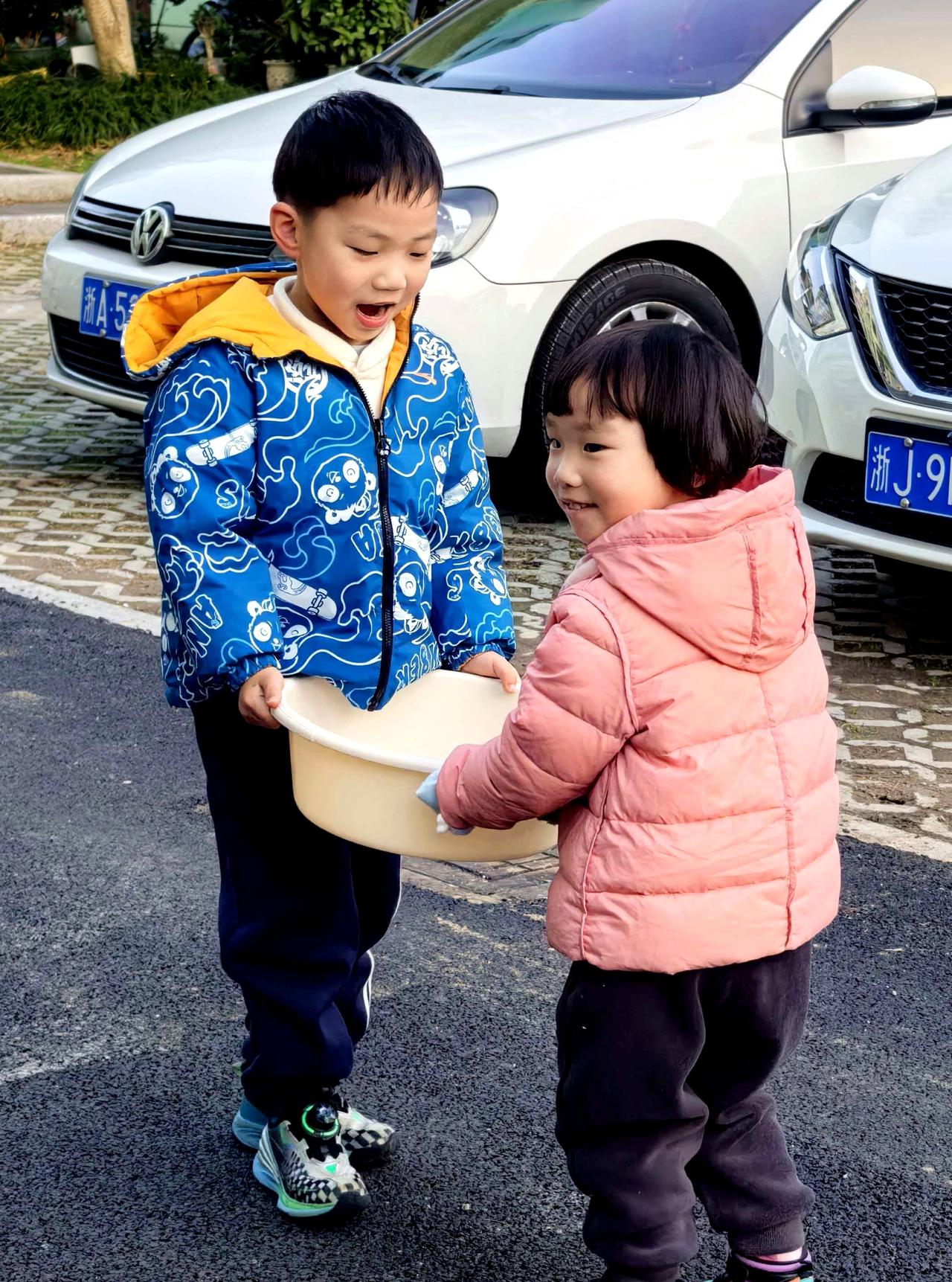 哥哥和妹妹合作搬空盆[偷笑]