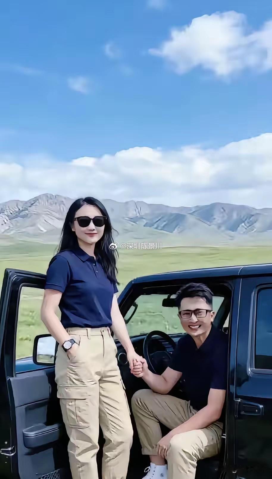 央视杨帆夫妻草原自驾抓拍，平淡相伴藏满幸福。镜头下，杨帆戴着细框眼镜，一身简约黑