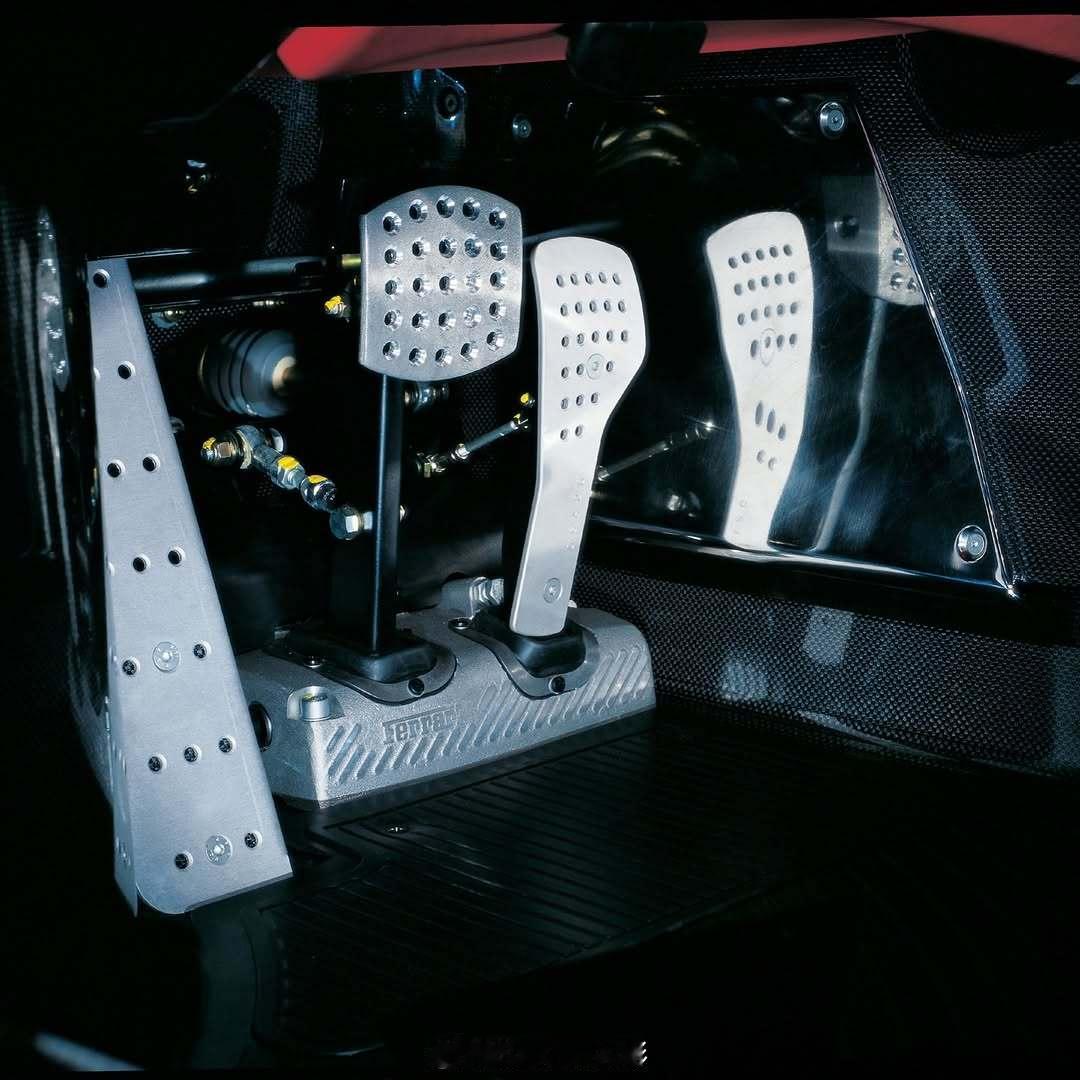 ClassicCarsFerrariENZO