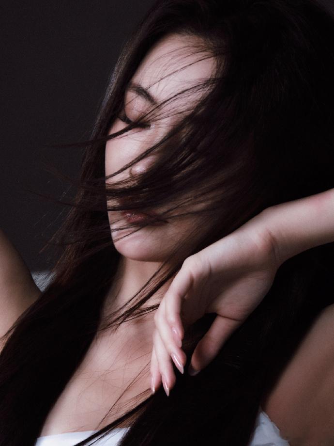 许佳琪白裙维纳斯许佳琪维纳斯 许佳琪白裙真的太美太有神性的感觉了呀，完全就是古希
