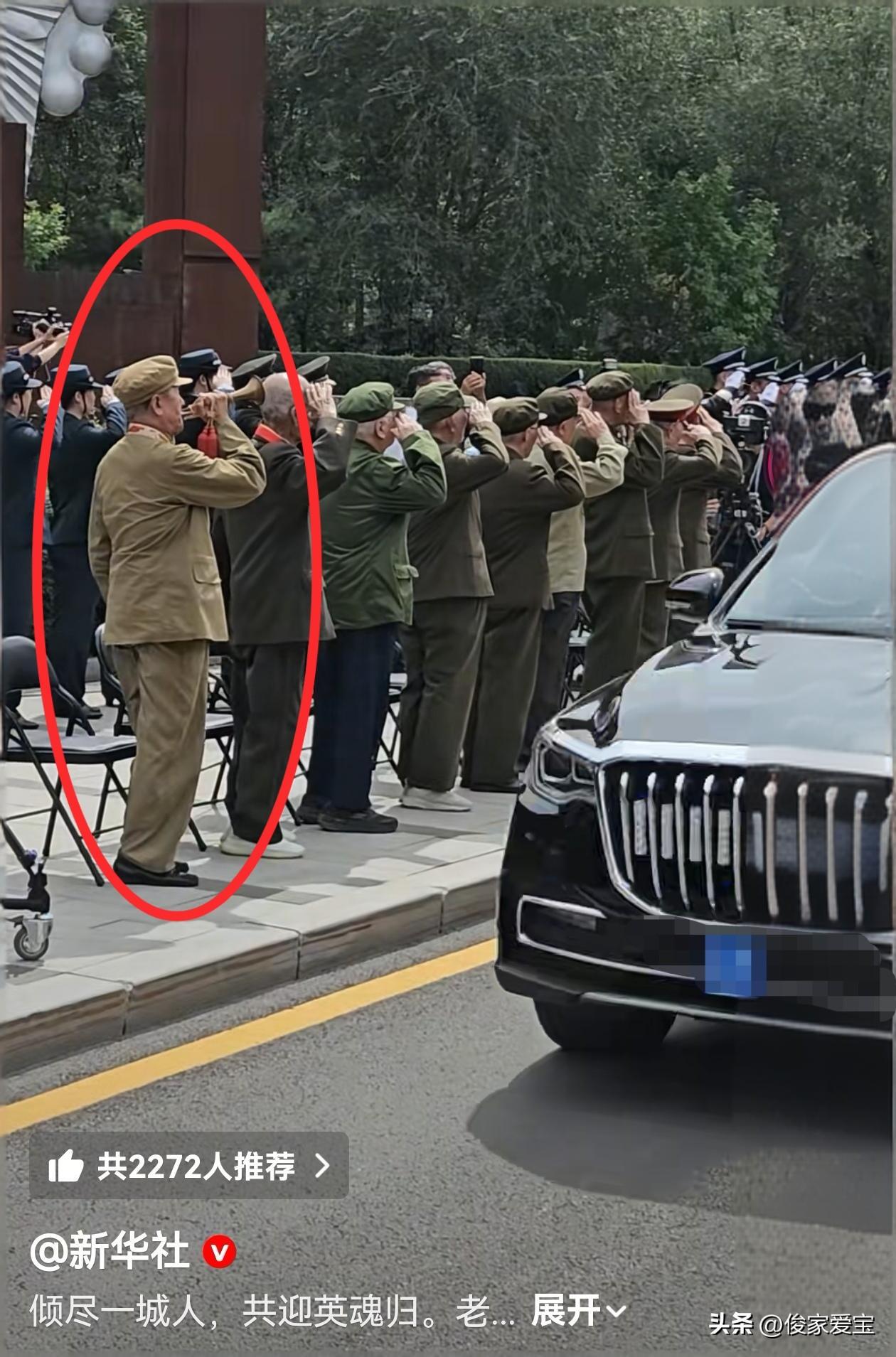 这位老兵的动作实在是太出圈了，
大家都为他的气势所震撼——
这一刻他和他的战友们