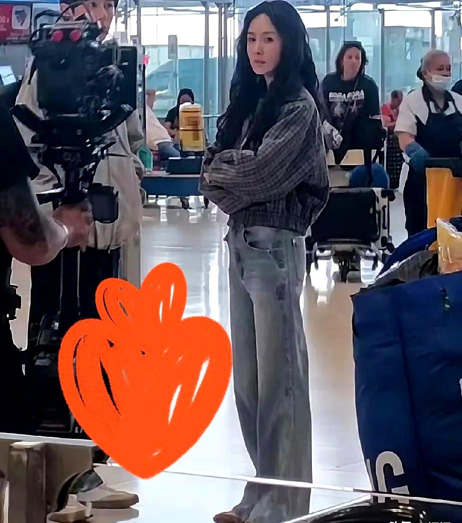 都说镜头是照妖镜，但有时候也挺坑人啊！
我朋友在泰国机场偶遇杨幂，回来第一句话就