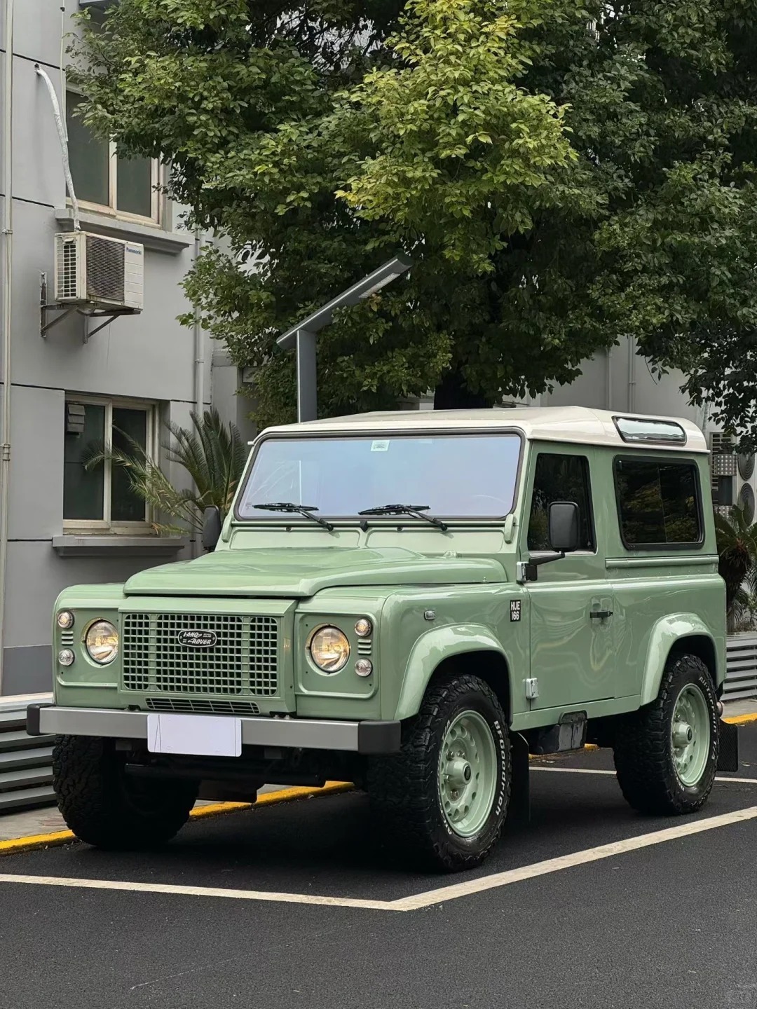 好车分享 汽油引擎自动挡的路虎卫士，不是V8的各种原厂卫士，而是英国JE改的，英