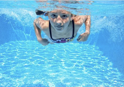 孩子学习游泳，最起码要4周岁才行。#儿童健康守护计划# 要知道孩子4周岁之前，身