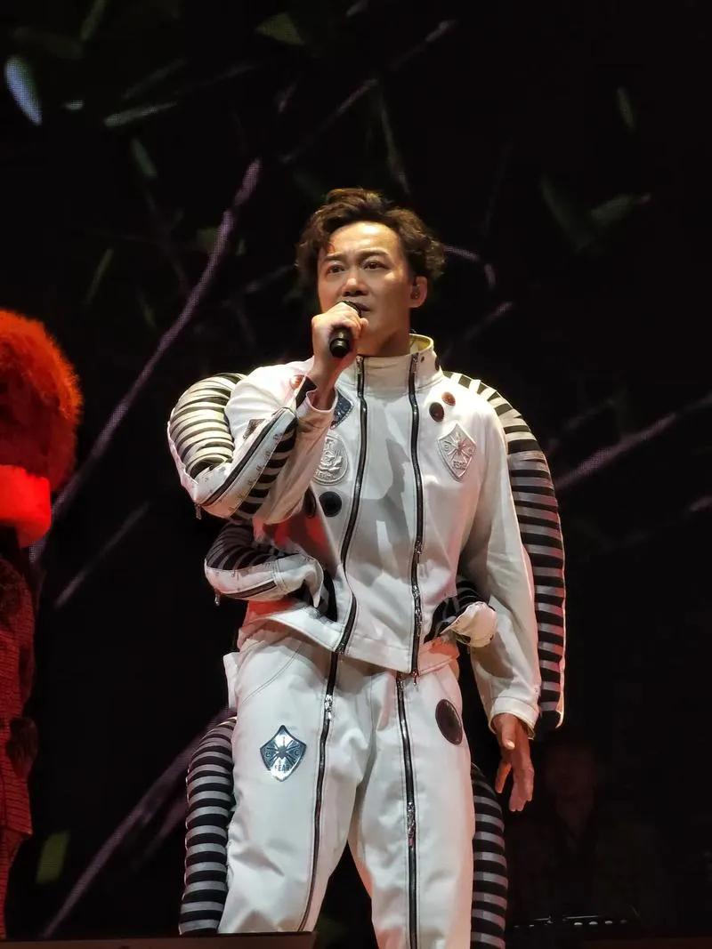 2月2日，海南省旅游和文化广电体育厅微信公众号发文表示，陈奕迅演唱会出售票人数和