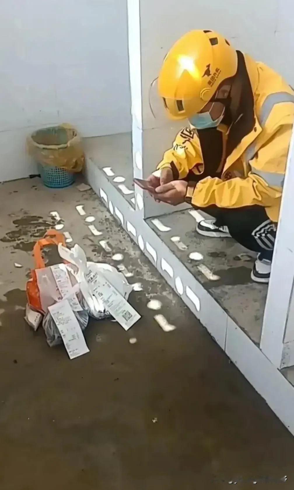 有网友在上公共厕所时看见这样的一幕:一名外卖小哥在解决自己的大事，这本来也没啥，
