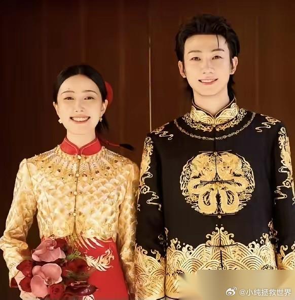 娃都生了，婚也结了四年，白举纲突然把老婆拉去敦煌戈壁滩上又结了一次婚。  晒出1