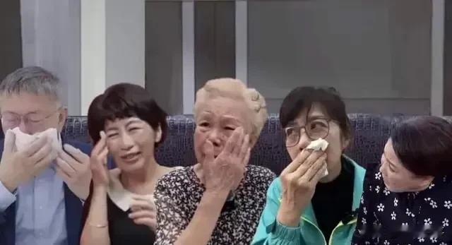 昨晚，柯妈柯姐柯妻估计又哭得稀里哗啦！
    民众党候选人柯文哲宣布败选，柯在