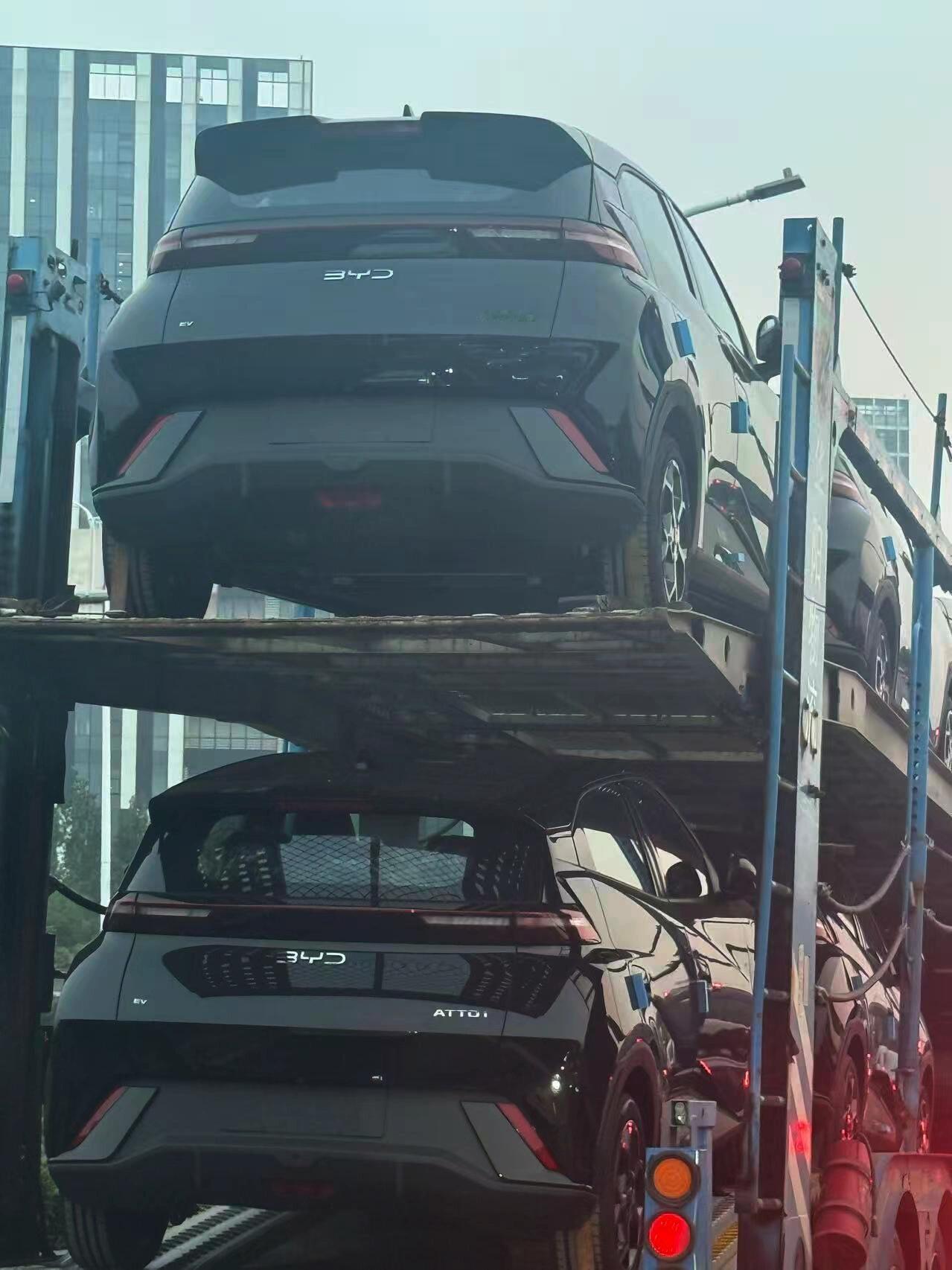 纯英文的比亚迪

今天路上碰到拖车，全是英文的比亚迪，出口澳洲的，海鸥是atto