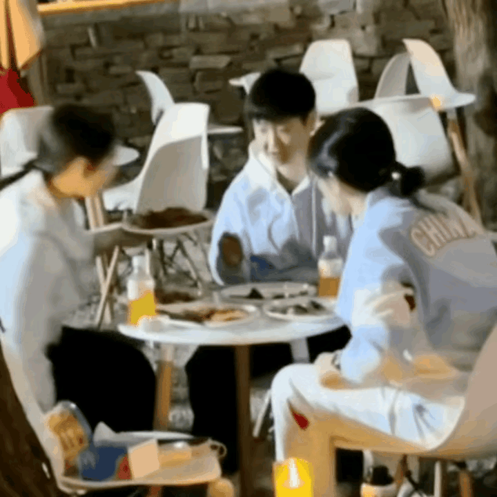 佳佳真不顾我们莎莎的感受
看佳佳拿着一大盘子肉在莎莎面前晃
把我们莎莎馋不过了