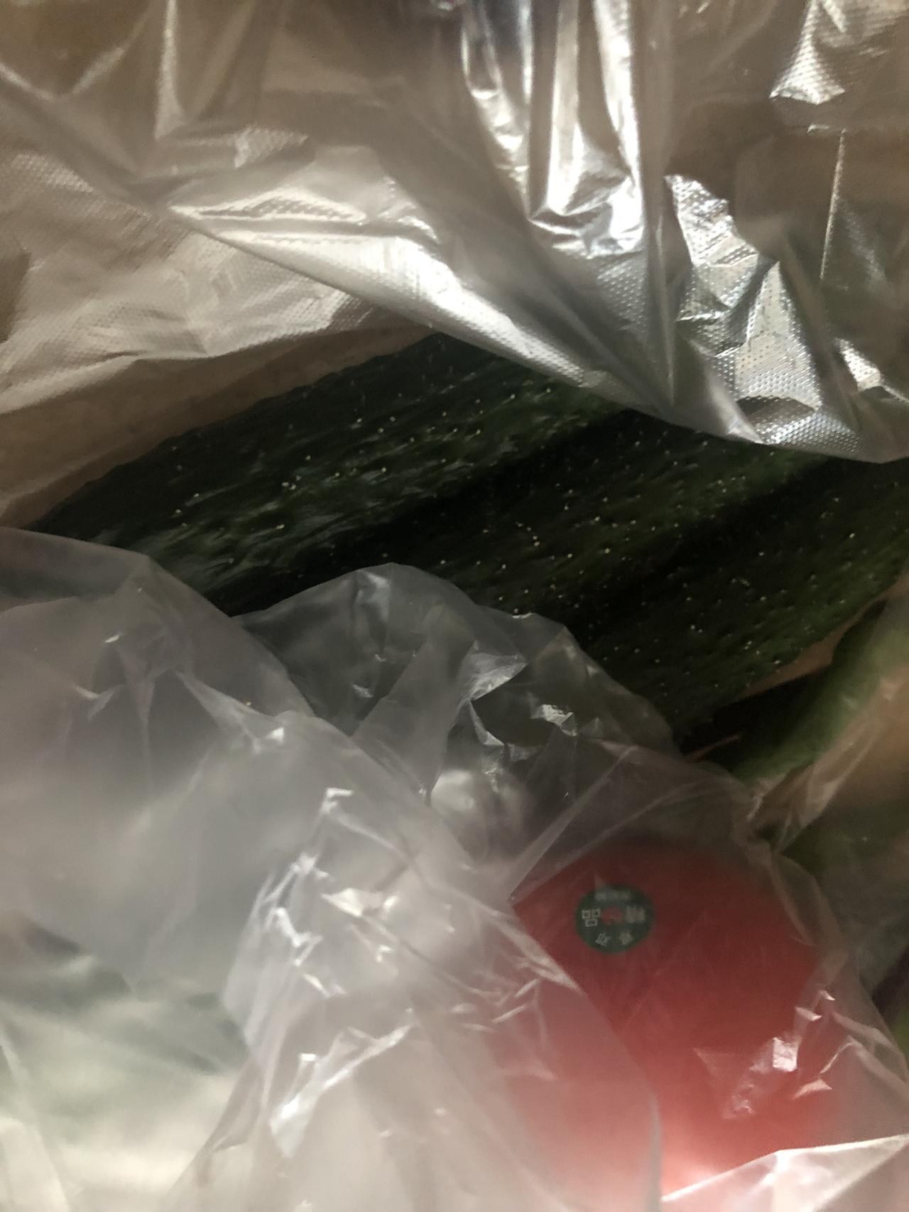 在山东三根黄瓜和两个西红柿，一共14元。不得不说今年的菜价真的是涨得有点快。而且