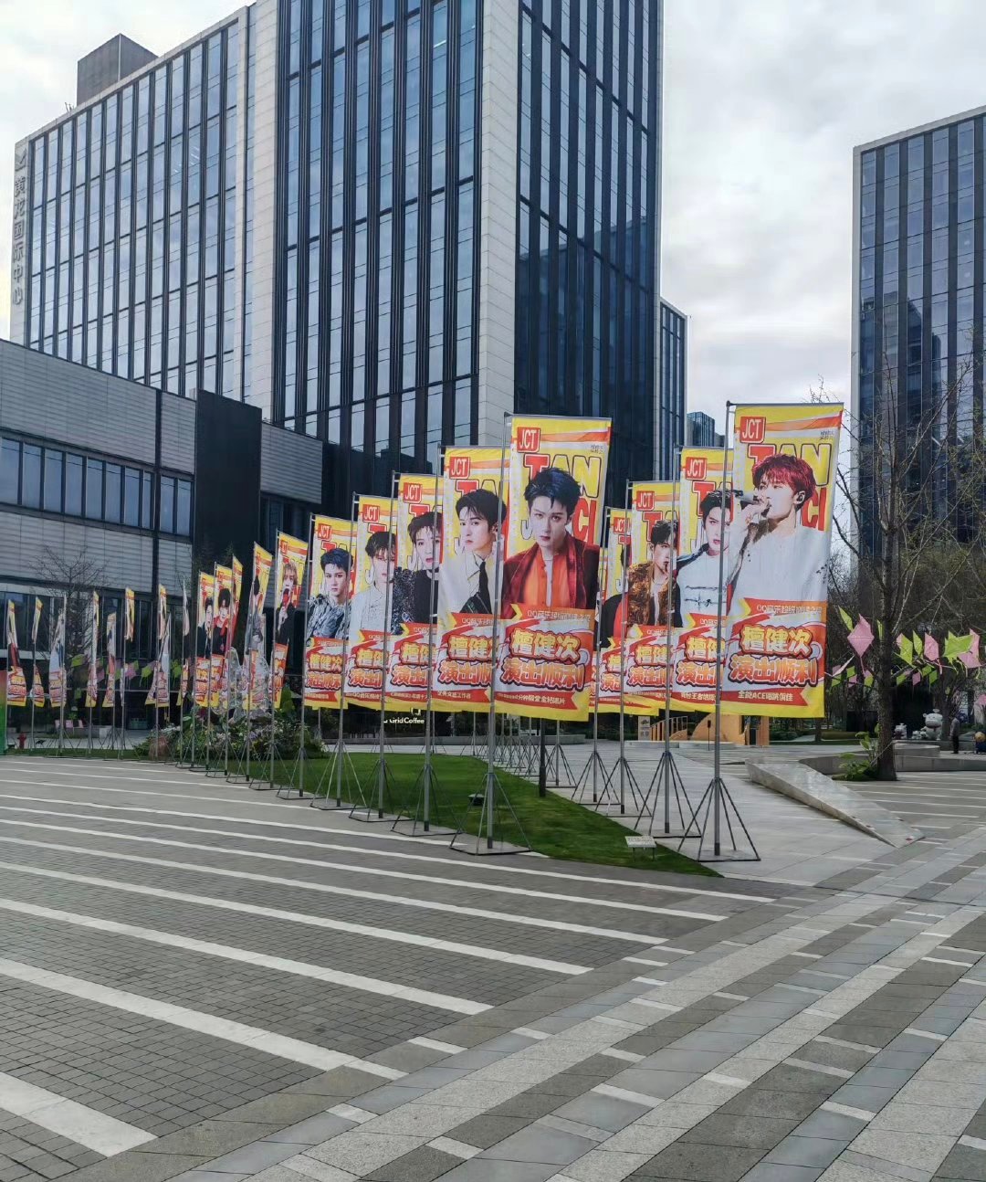 檀健次QQ音乐超级巅峰之夜应援排面，期待今晚舞台，演出顺利