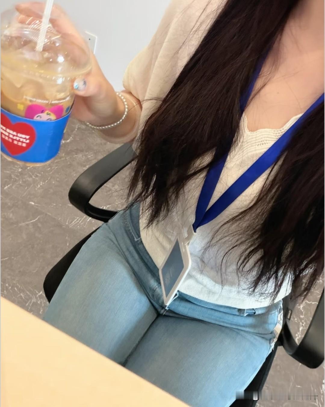 开会就这样坐了一个多小时。
