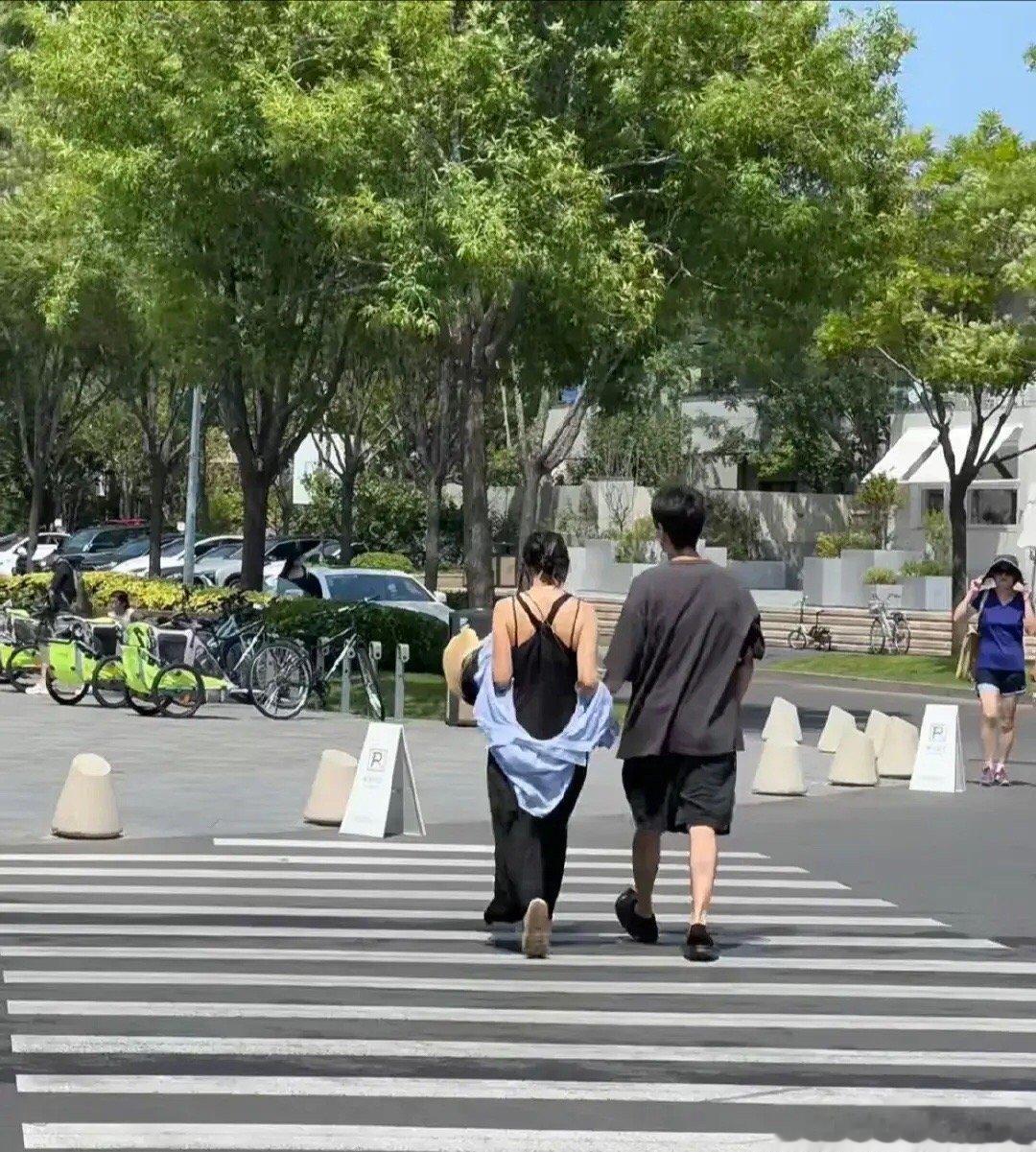 #高圆圆牵赵又廷手过马路#网友真的火眼金睛啊，就这两个背影过马路，也可以认出他们