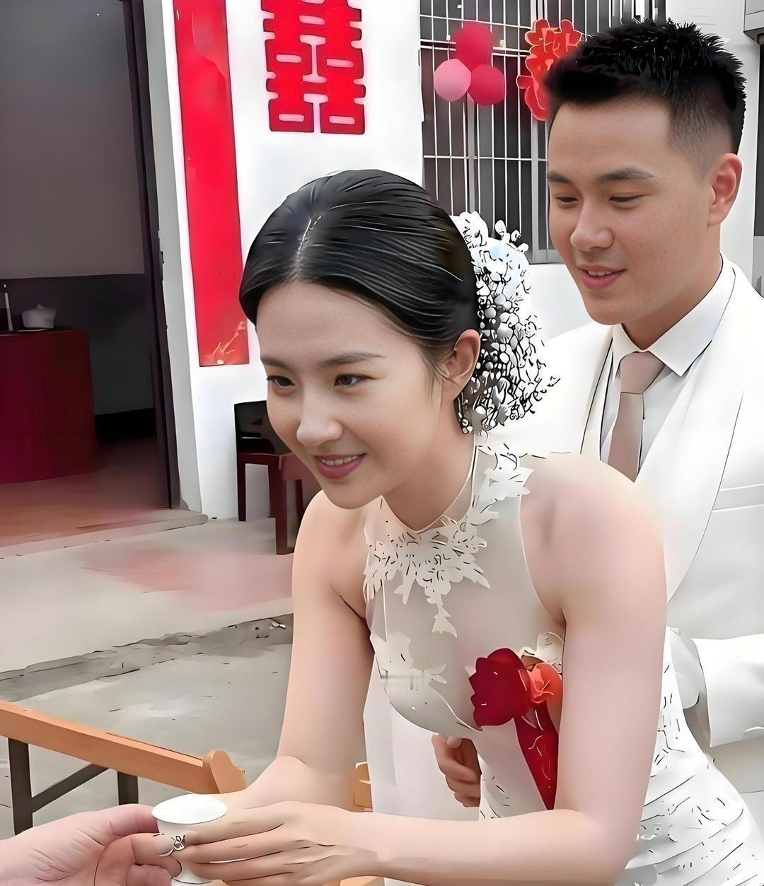 这新娘也太绝了吧！五官、气质都和刘亦菲神似，笑起来那股温柔劲儿简直是“天仙本仙”