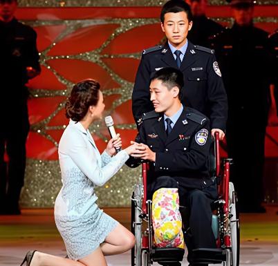 没有对比，就没有伤害。7月30日，上海主持人陈璇采访外籍主创诺兰时，屈膝半蹲，仰