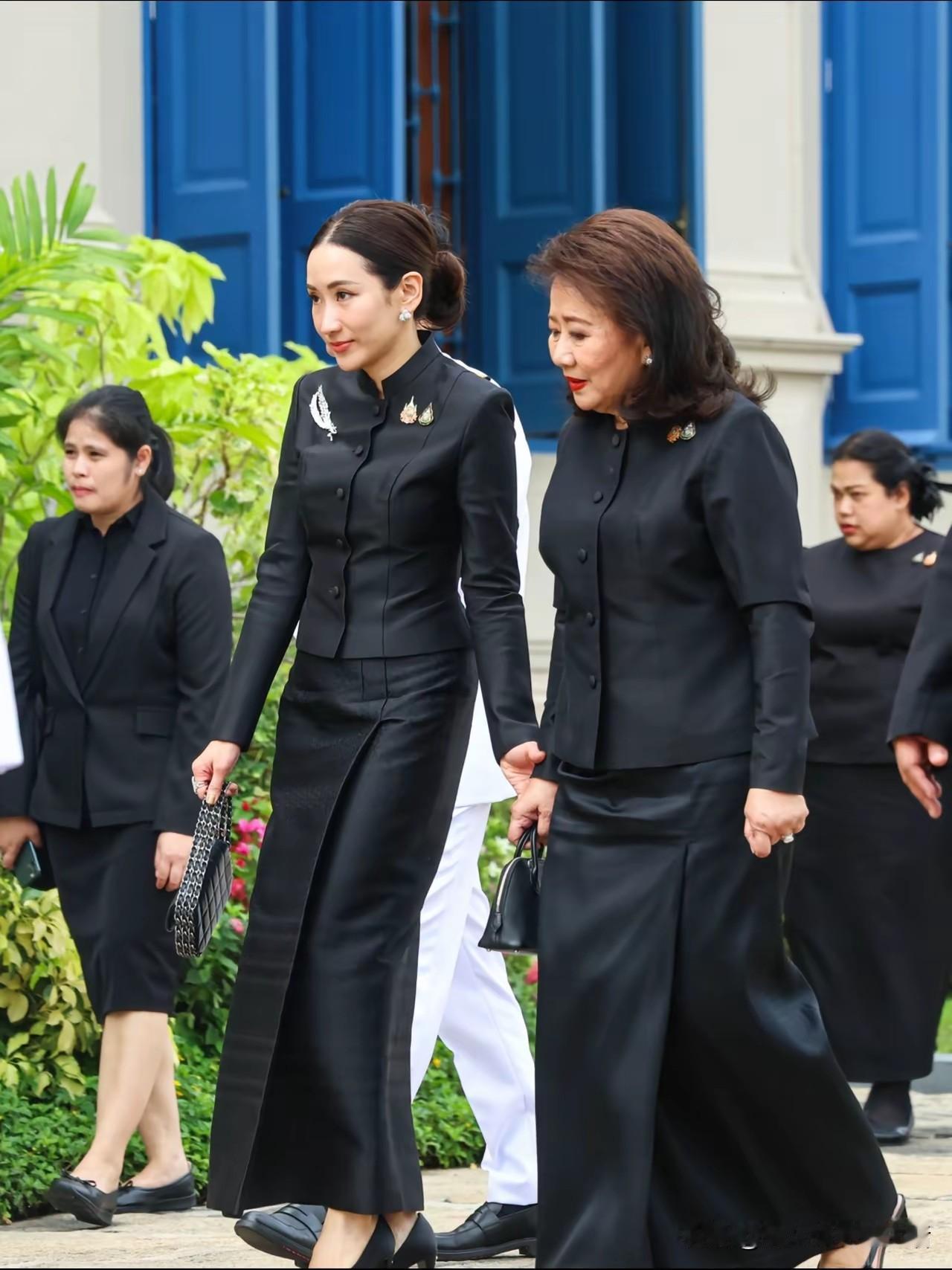 佩通坦和妈妈一起去祭拜刚刚去世的泰国王太后诗丽吉。
母女两个人全部都是黑色的服装