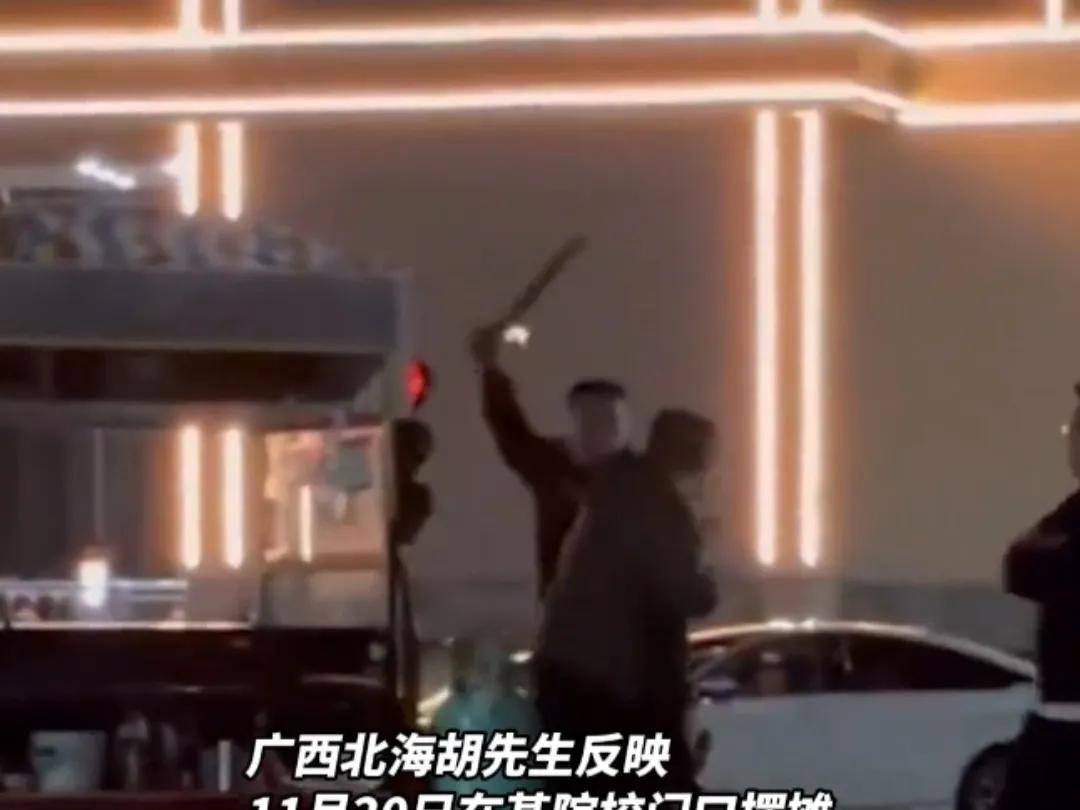 摊贩被城管持刀打骂反赔5000元 ， 这事挺邪乎！