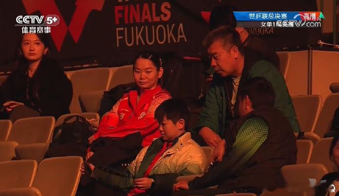 孙颖莎观赛心情不错  王曼昱vs钱天一，镜头给到看台，邱贻可带着孙颖莎和何卓佳在